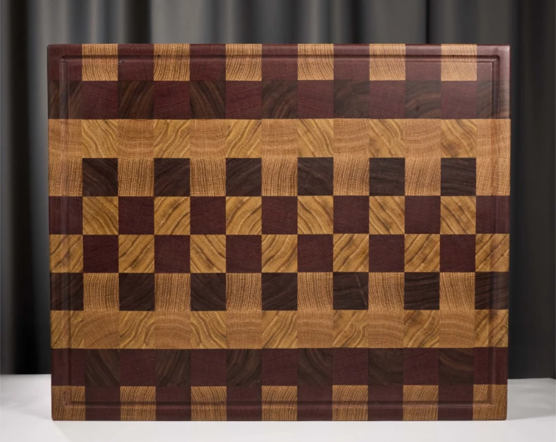 snijplank van Jeroen Bults in walnoot, eiken en mahony hout met geruit patroon